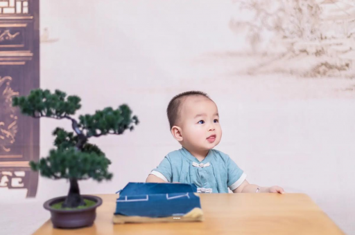 河南宝宝摔到头第五天吐了 河南宝宝摔到头第五天吐了